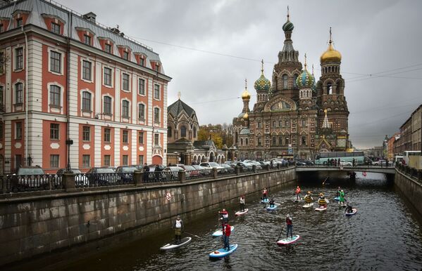 People surfing through the Griboyedov Canal during the first SUP festival in St. Petersburg - Sputnik International