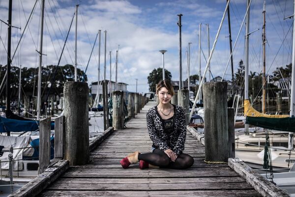 A young woman on a bridge in Auckland, New Zealand - Sputnik International