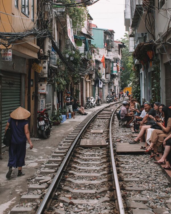 Local residents and tourists on a street in Hanoi, Vietnam. - Sputnik International