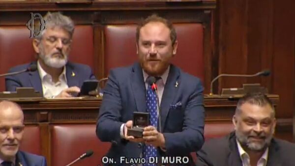 Italian MP Flavio di Muro Proposes to His Girlfriend During Session - Sputnik International