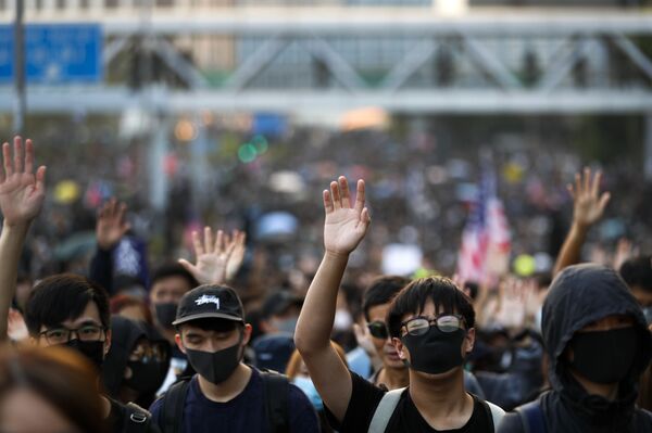 Hong Kong Police Fire Tear Gas to Disperse Anti-Government Protesters Hong Kong Police Fire Tear Gas to Disperse Anti-Government Protesters - Sputnik International