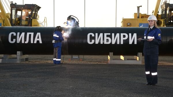 Welding at the connection ceremony of the first link of the Power of Siberia gas pipeline on the Namsky tract near the village of Us Khatyn in the presence of Russian President Vladimir Putin. - Sputnik International