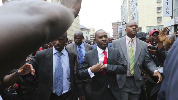 Zimbabwe top opposition leader Nelson Chamisa, center, arrives to deliver his speech at the party headquarters in Harare, Wednesday, Nov. 20, 2019. - Sputnik International
