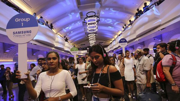 Samsung staff members give a guided tour to invitees at the opening of the South Korean technology major's mobile experience centre at iconic Opera House in Bangalore, India, Tuesday, Sept. 11, 2018 - Sputnik International