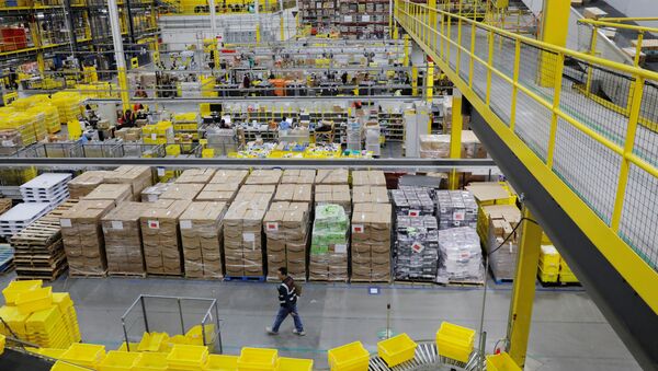 Amazon workers perform their jobs inside of an Amazon fulfillment center on Cyber Monday in Robbinsville, New Jersey - Sputnik International