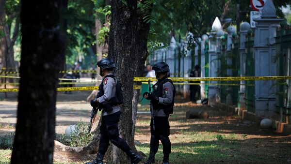 Armed police officers stand guard following a blast at National Monument (Monas) complex in Jakarta, Indonesia, December 3, 2019.  - Sputnik International