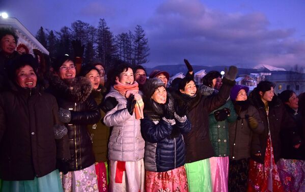 People cheer during a ceremony to mark the completion of the construction of the township of Samjiyon County. - Sputnik International
