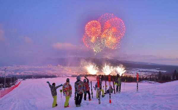Skiers watching fireworks during a ceremony to mark the completion of the construction of the township of Samjiyon County.  - Sputnik International