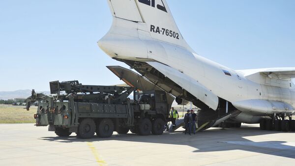 Military officials work around a Russian transport aircraft, carrying parts of the S-400 air defense systems, after it landed at Murted military airport outside Ankara - Sputnik International