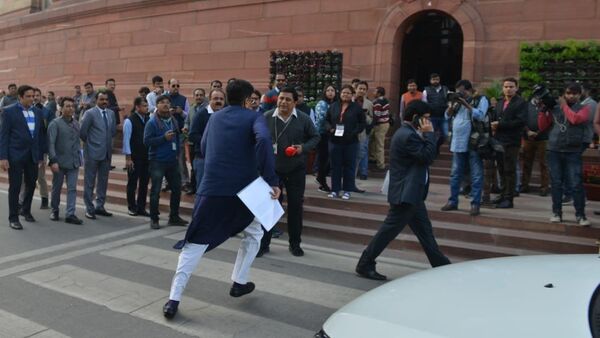 Minister Piyush Goyal  running to attend question hour on time after the cabinet meeting - Sputnik International