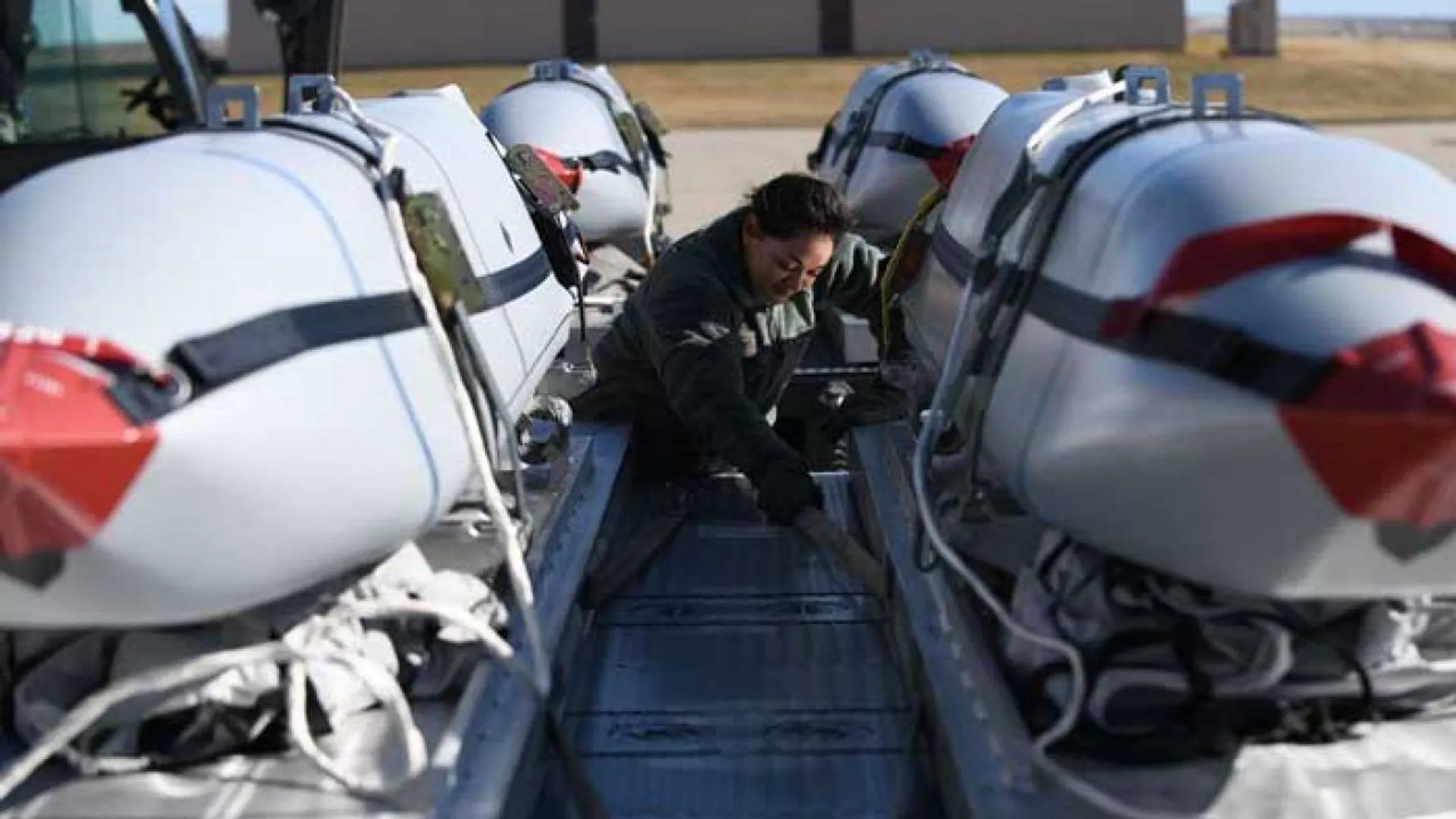 Tên lửa hành trình không đối đất JASSM được nhân viên Hoa Kỳ kiểm tra. Ảnh lưu trữ. - Sputnik International, 1920, 11.09.2024