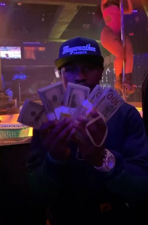 Media Suspects Floyd Mayweather of Flaunting Instagram Rules With Video of Topless Strippers Media Suspects Floyd Mayweather of Flaunting Instagram Rules With Video of Topless Strippers - Sputnik International