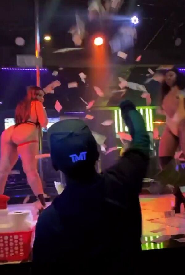Media Suspects Floyd Mayweather of Flaunting Instagram Rules With Video of Topless Strippers Media Suspects Floyd Mayweather of Flaunting Instagram Rules With Video of Topless Strippers - Sputnik International