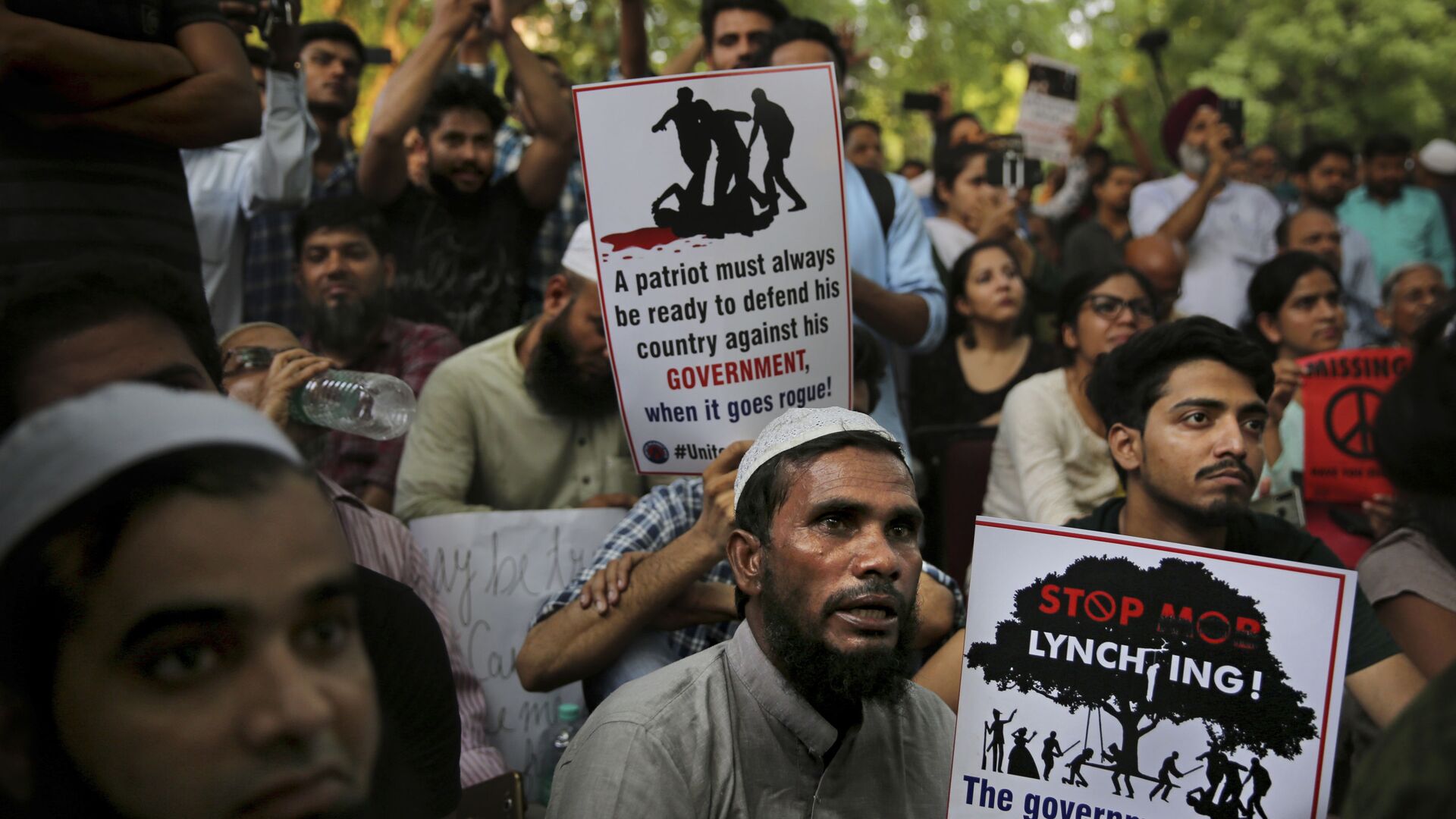 Indians hold placards condemning recent mob lynching of Muslim youth Tabrez Ansari in Jharkhand state as they listen to a speaker during a protest in New Delhi, India, Wednesday, June 26, 2019 - Sputnik International, 1920, 19.03.2021