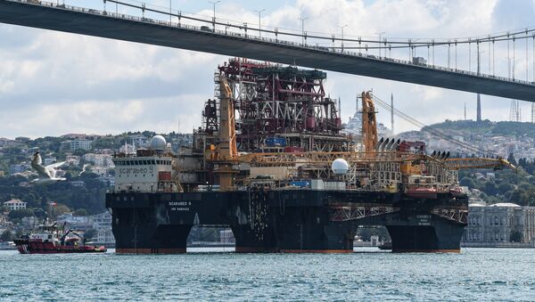 Scarabeo 9, a 115-meter-long and 78-meter-high Frigstad D90-type semi-submersible drilling rig, passes under the July 15th Martyrs Bridge (Bosphorus Bridge) on the Bosphorus Strait en route to the Black Sea in Istanbul on August 29, 2019. - Sputnik International