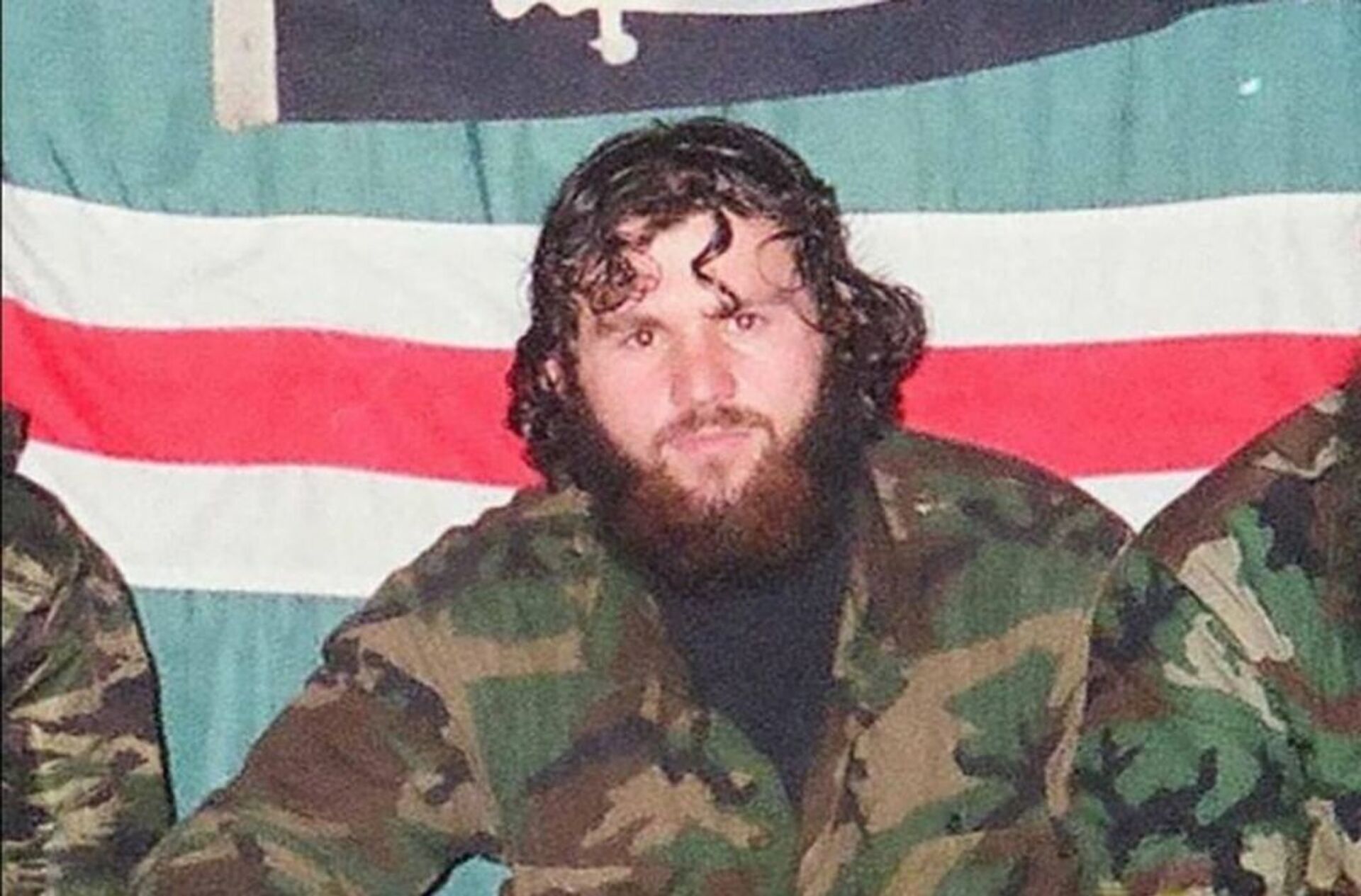 Zelimkhan Khangoshvili is pictured against the backdrop of the flag of the unrecognised Chechen Republic of Ichkeria during the Chechen conflict. - Sputnik International, 1920, 15.12.2021