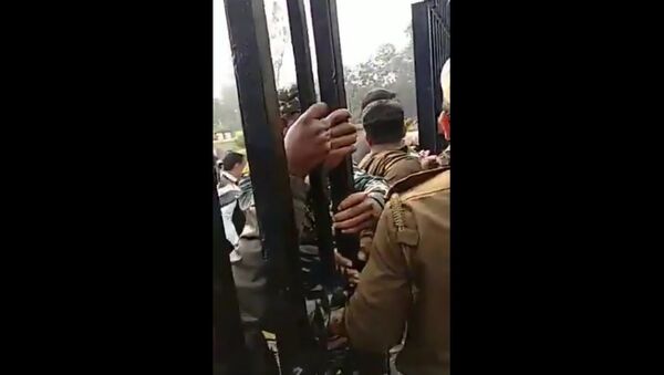 Matter at  Delhi University escalates, teachers being forcefully evicted  - Sputnik International
