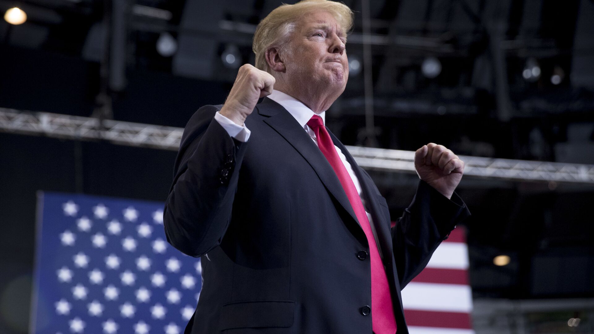 President Donald Trump shakes his fists as he finishes speaking at a rally at the Gaylord Opryland Resort and Convention Center, Tuesday, May 29, 2018, in Nashville, Tenn - Sputnik International, 1920, 27.06.2021