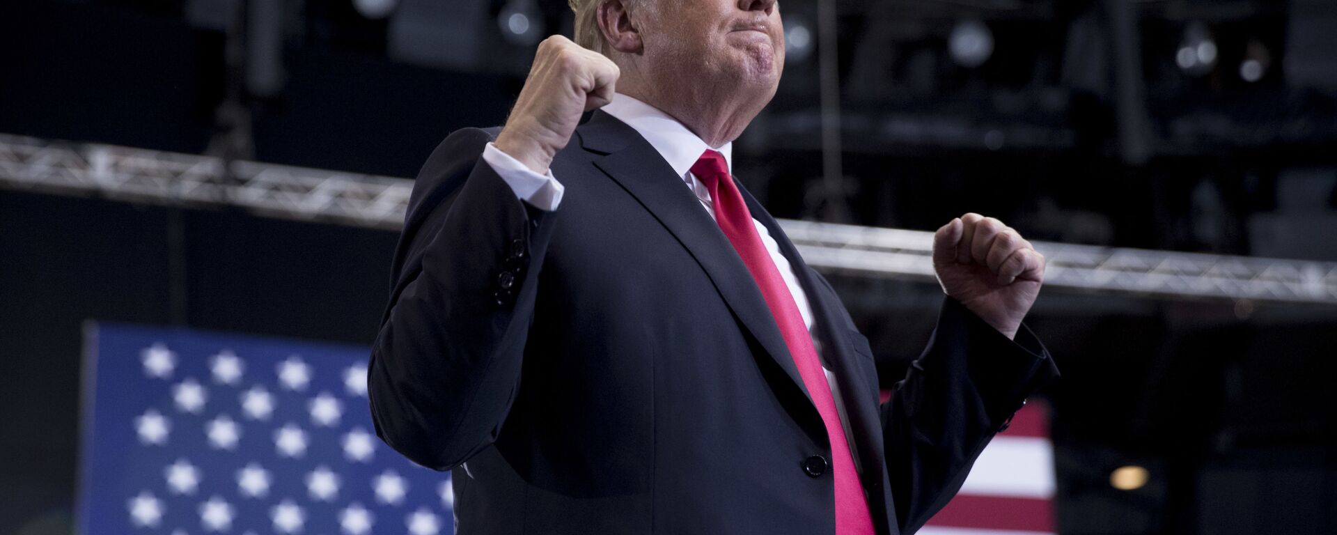 President Donald Trump shakes his fists as he finishes speaking at a rally at the Gaylord Opryland Resort and Convention Center, Tuesday, May 29, 2018, in Nashville, Tenn - Sputnik International, 1920, 15.08.2022