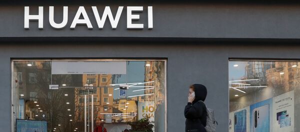 A woman speaks on her mobile phone as she walks past a Huawei store in central Kiev, Ukraine November 11, 2019. - Sputnik International