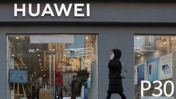 A woman speaks on her mobile phone as she walks past a Huawei store in central Kiev, Ukraine November 11, 2019. - Sputnik International