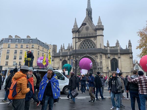French Railway Company Calls on Employees to Make Pause in Protests for Christmas Holidays - Sputnik International