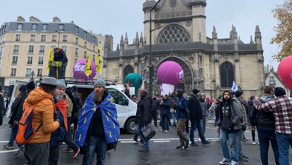  Protesters during a demonstration against French government's pensions reform plans in Paris as part of a day of national strike and protests in France, December 5, 2019 - Sputnik International