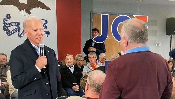 Democratic 2020 U.S. presidential candidate and former U.S. Vice President Joe Biden faces off with a local resident challenging him about his son Hunter Biden's involvement with Ukraine in this screen grab made from video shot during a Biden campaign event at Chickasaw Event Center in New Hampton, Iowa, U.S., December 5, 2019. - Sputnik International