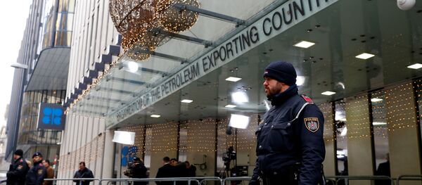 Journalists and police officers stand outside the Organisation of the Petroleum Exporting Countries (OPEC) headquarters in Vienna, Austria December 5, 2019.  - Sputnik International