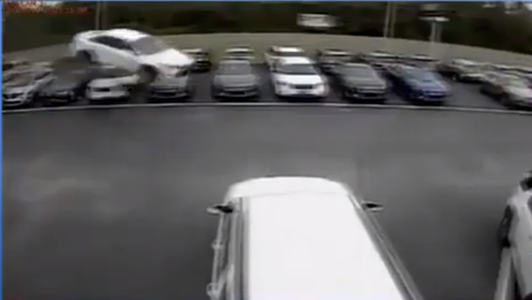 An out of control flying car crashing through a Ford dealership in Crystal River, US - Sputnik International
