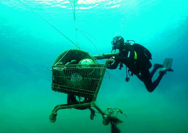 This picture released on November 30, 2019 by the Aegean Rebreath, a Greek organisation formed in 2017, shows volunteeres collecting a rusted shopping cart from the sea during an operation to protect Aegean biodiversity from waste, on the Ionian island of Zakynthos. - Sputnik International