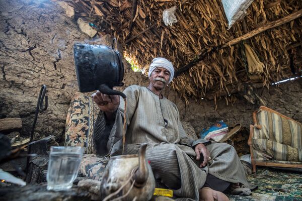 Ramadan Kamel, a 71-year-old Egyptian farmer, prepares tea as he rests in a shack by his farmland in the village of Baharmis in the countryside of Giza governorate, northwest of the capital Cairo, on December 1, 2019.  - Sputnik International