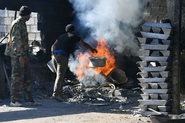 Workers melt aluminium bars outside Damascus.  - Sputnik International