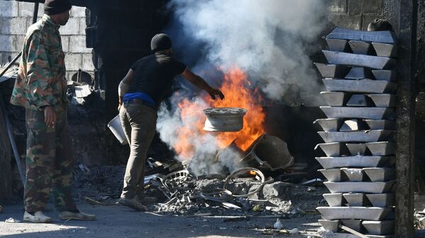 Workers melt aluminium bars outside Damascus.  - Sputnik International
