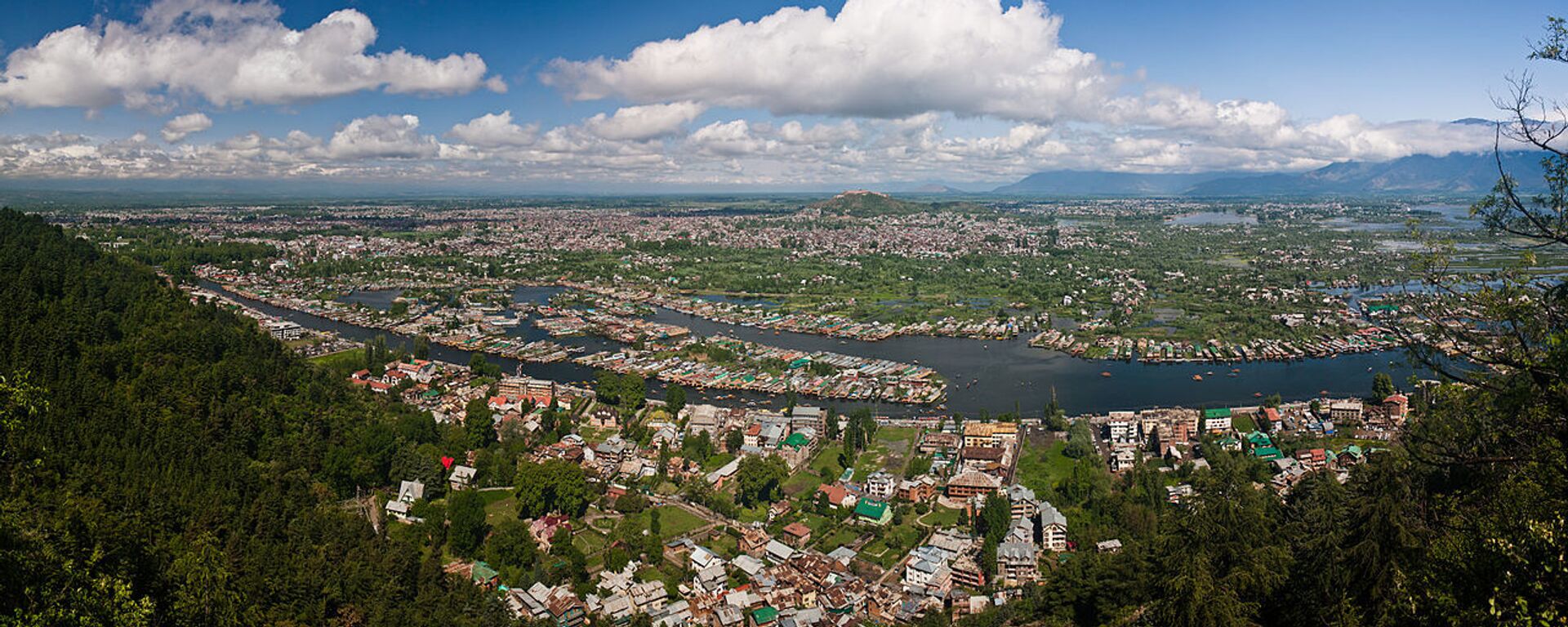 View of Dal Lake and the city of Srinagar - Sputnik International, 1920, 30.10.2021