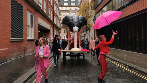 Extinction Rebellion (XR) demonstrators form a procession with a large four-metre-tall mock ostrich to protest climate change at its Operation: BIG BIRD rally in Westminster on 6 December 2019 - Sputnik International