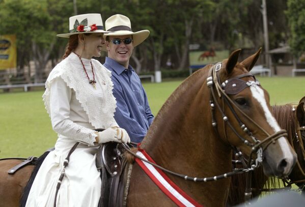 Prince Albert of Monaco, right, and Peruvian first lady Eliane Karp ride horses at the Mamacona Club in Lima, Peru, on Sunday, Nov. 30, 2003 - Sputnik International
