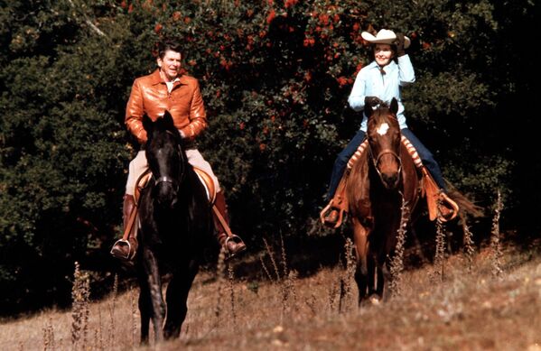 In this photo released by the White House, US President Ronald Reagan, left, and his wife, first lady Nancy Reagan, are shown horseback riding at their ranch, Rancho del Cielo, near Santa Barbara, Ca., May 1982 - Sputnik International