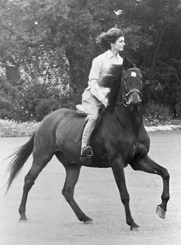 Jacqueline Kennedy takes her first ride on Sardar (chief), the bay gelding presented her by Pakistan President Mohammed Ayub Khan in Lahore, Pakistan on March 22, 1962 - Sputnik International