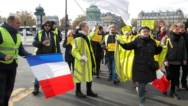 Protesters leave Place de la Bastille during a demonstration to mark the first anniversary of the yellow vests movement in Paris, France, November 17, 2019 - Sputnik International