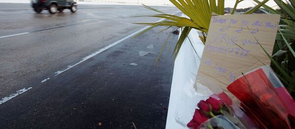 Flowers and a message are left on the entrance bridge after a member of the Saudi Air Force visiting the United States for military training was the suspect in a shooting at Naval Air Station Pensacola, in Pensacola, Florida, U.S. December 6, 2019. - Sputnik International