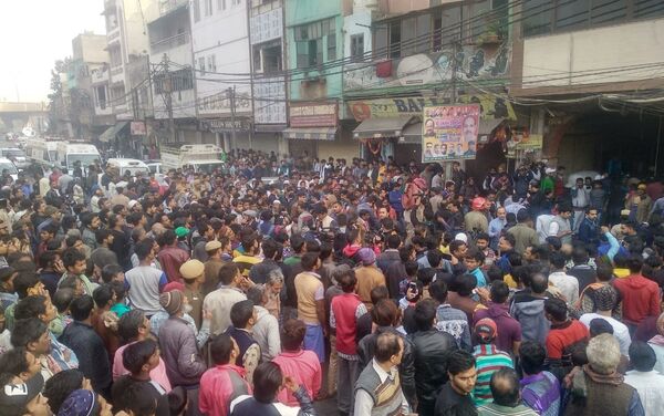 People gather on the street as a massive blaze breaks out at a factory in New Delhi's Anaj Mandi district - Sputnik International