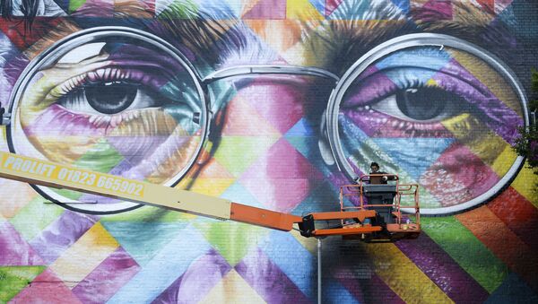 A graffiti artist works on a huge mural of former Beatle John Lennon - Sputnik International