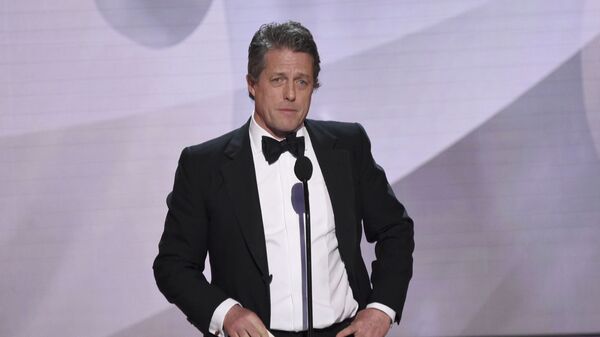 Hugh Grant presents the award for outstanding performance by an ensemble in a drama series at the 25th annual Screen Actors Guild Awards  - Sputnik International