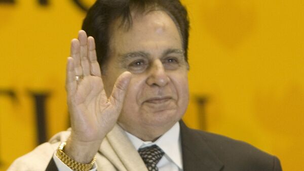 Veteran Bollywood actor Dilip Kumar acknowledges the audience on receiving a Lifetime Achievement award at the 54th National Film Award ceremony in New Delhi, India, Tuesday, Sept. 2, 2008 - Sputnik International