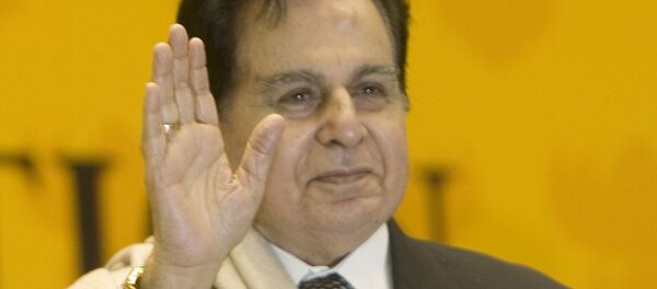 Veteran Bollywood actor Dilip Kumar acknowledges the audience on receiving a Lifetime Achievement award at the 54th National Film Award ceremony in New Delhi, India, Tuesday, Sept. 2, 2008 - Sputnik International