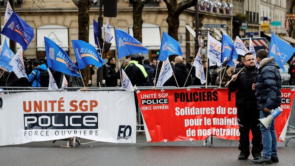 French police officers take part in a demonstration called by several police unions against the government's plans to overhaul the pension system outside the CESE building where French Prime minister is set to unveil later today the details of the reform plan, on December 11, 2019 in Paris - Sputnik International