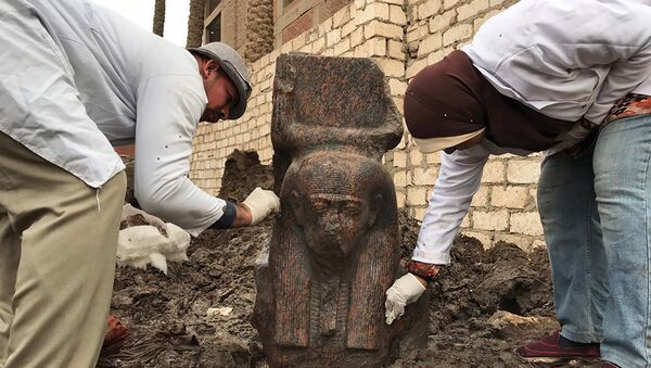 Archaeologists with a fragment of a statue of ancient Egyptian Pharaoh Ramesses II in the village of Mit Rahinah, Egypt - Sputnik International