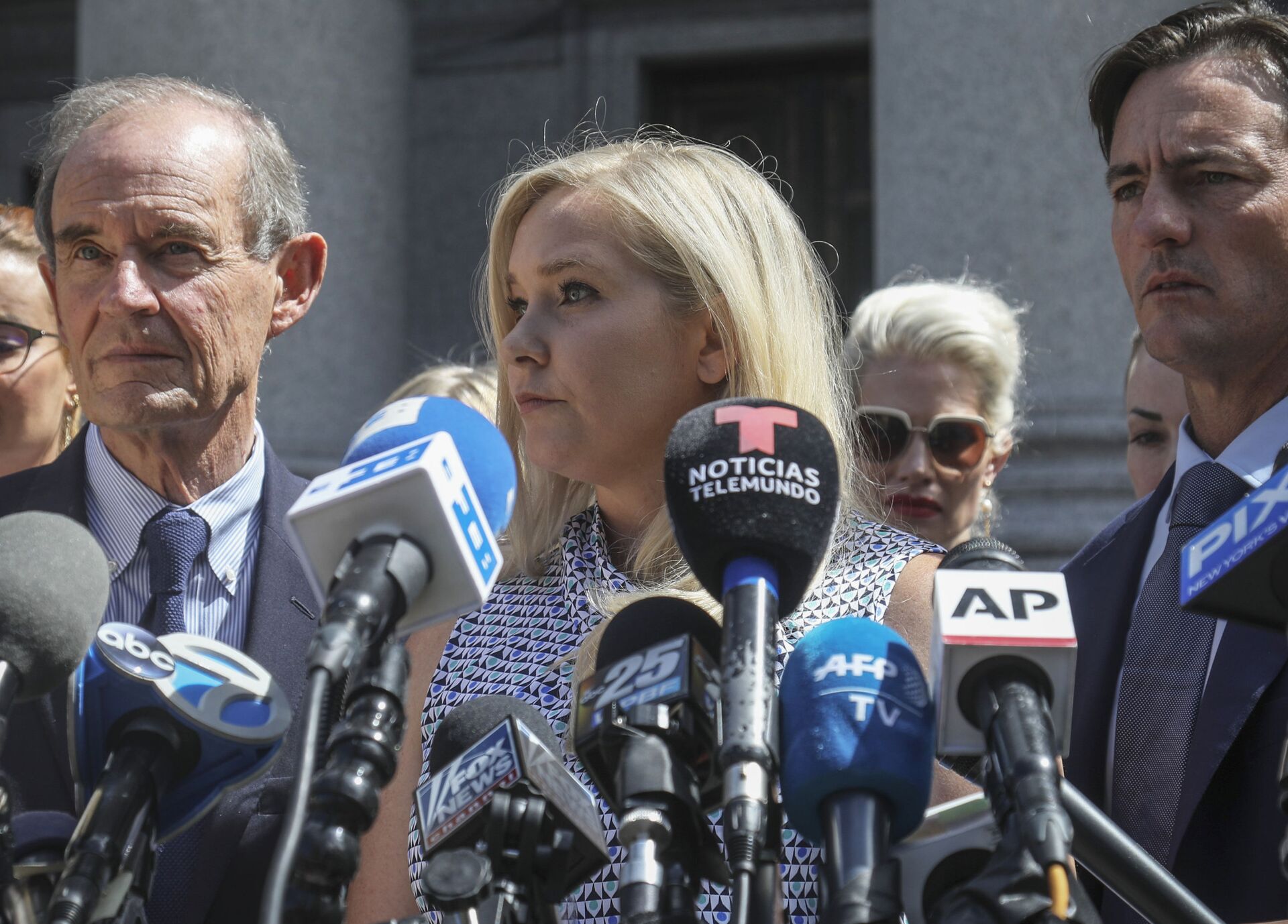 In this Aug. 27, 2019, photo, Virginia Roberts Giuffre, center, who says she was trafficked by sex offender Jeffrey Epstein, holds a news conference outside a Manhattan court where sexual assault claimants invited by a judge addressed a hearing following Epstein's jailhouse death in New York - Sputnik International, 1920, 18.01.2022