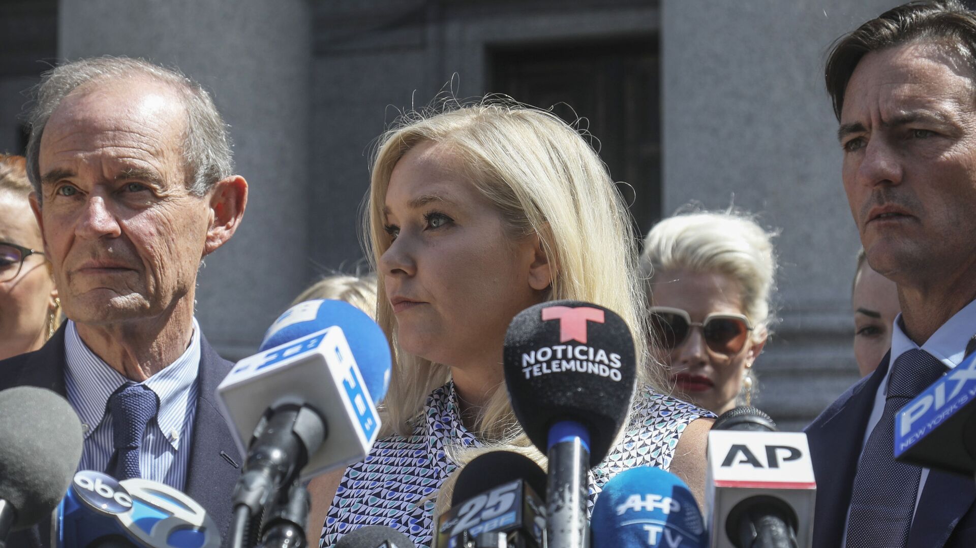 In this Aug. 27, 2019, photo, Virginia Roberts Giuffre, center, who says she was trafficked by sex offender Jeffrey Epstein, holds a news conference outside a Manhattan court where sexual assault claimants invited by a judge addressed a hearing following Epstein's jailhouse death in New York - Sputnik International, 1920, 16.01.2022